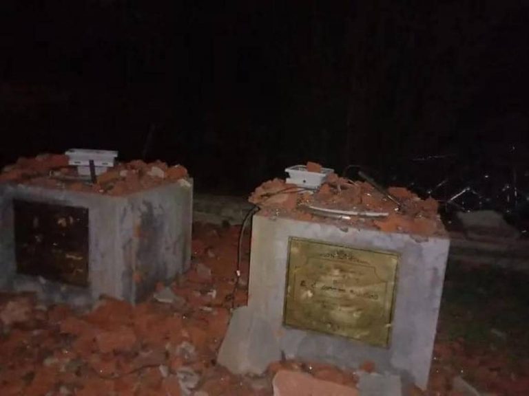 ප්‍රකෝප වූ ජනතාව මැදමුල රාජපක්ෂ කෞතුකාගාරයටත් ගිනි තබයි