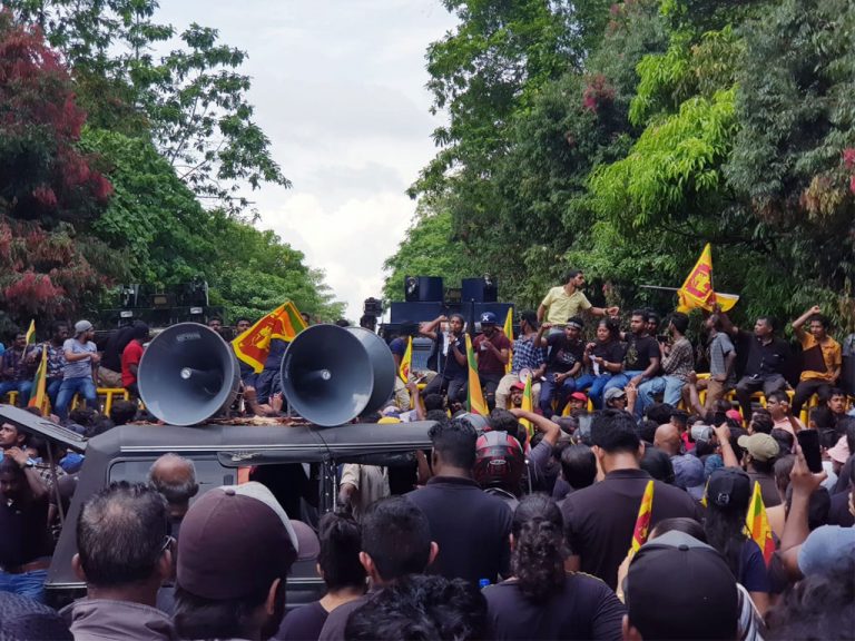 හර්තාලයට සහය දෙමින් වැඩ වැරූ වෘත්තීය සමිති විරෝධතා පාගමනින් පාර්ලිමේන්තු වටරවුම අසලට (VIDEO)