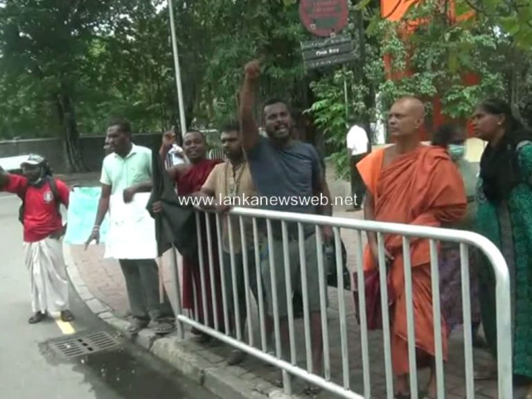 අගමැති රනිල්ට එරෙහිව නිවස ඉදිරිපිට විරෝධතාවක්! (VIDEO)