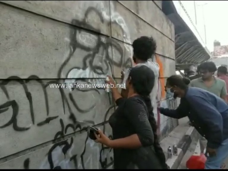 පොලීසියේ විරෝධය මැදම රාජපක්ෂ විරෝධය රාජගිරිය ගුවන් පාලමේ සිතුවම් වෙයි! (VIDEO)