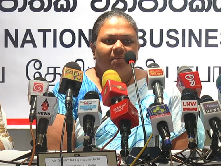 අපේ ළමයින්ට දැනෙන දුක රජයේ සේවකයන්ටත් දැනුනා නම් අද මේ රටට මෙහෙම වෙන්නේ නැහැ – සුළු හා මධ්‍ය පරිමාණ ව්‍යවසායකයින් ආණ්ඩුවේ කර අඹරයි (VIDEO)