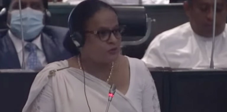 ‘ආණ්ඩුව කරන්නේ ජනපති – අගමැති නොවේ කලුපාට කුරුල්ලෙක්’ : රෝහිණී