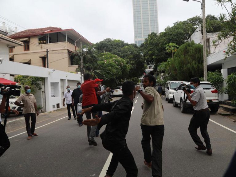 අරලියගහ මන්දිරය ඉදිරිපිටදී අගමැති හිතවාදීන්ගෙන් මාධ්‍යවේදීන්ට ප්‍රහාරයක්!