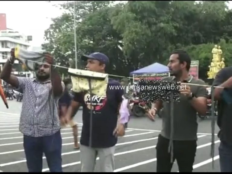 පාර්ලිමේන්තු වටරවුම අසල  ක්‍රියාත්මක යට ඇඳුම් විරෝධය! (VIDEO)