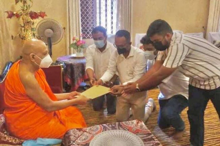 රාජපක්ෂ පවුලේ නම්බු නාම ඉවත් කරන්න – අරගලයේ තරුණයින් මහානායක හිමිවරුන්ගෙන් ඉල්ලයි