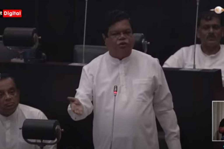 මගේ පුතා රට ඉඳන් ඇවිත් රජයෙන් අක්කර 50ක් ඉල්ලන් වගාවක් කරගෙන ඉන්නෙ – බන්දුල (VIDEO)