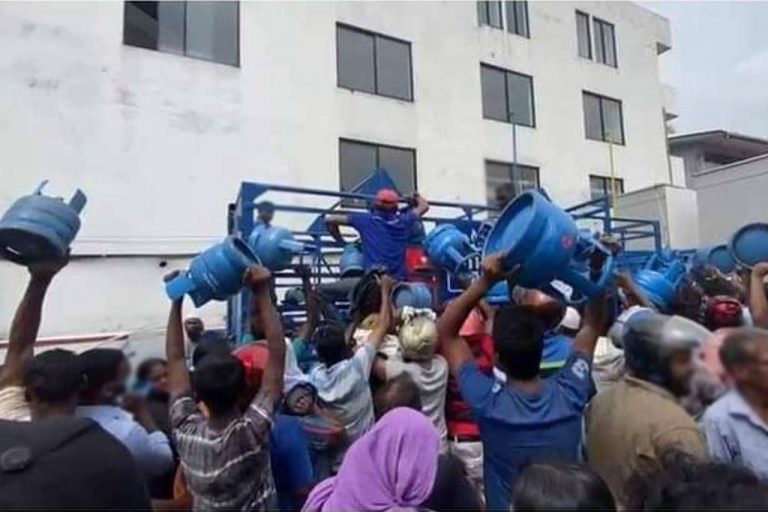 බංකොලොත් රටක ජීවිතය : ජනතාව ගෑස් ලොරියකින් ගෑස් සිලින්ඩර කොල්ලකයි ! (VIDEO)