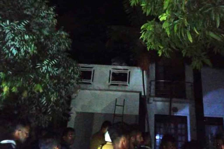 ඉන්ධන ඉවර වුණැයි කෝපයට පත් පිරිසක් පිරවුම්හල් හිමිකරුගේ නිවසට ගිනිතියලා ??