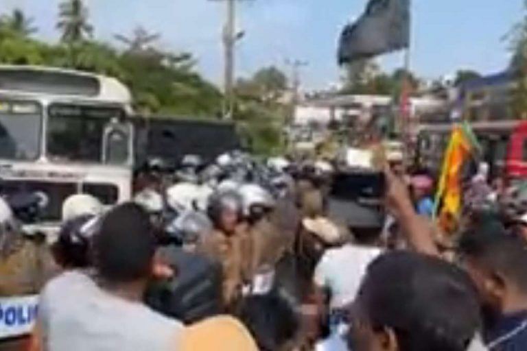 පාර්ලිමේන්තුවේ පසුපස ගේට්ටුව අසලටත් ජනතාව රැස්වෙයි. දෙපැත්තෙන්ම හිරවෙයි (VIDEO)