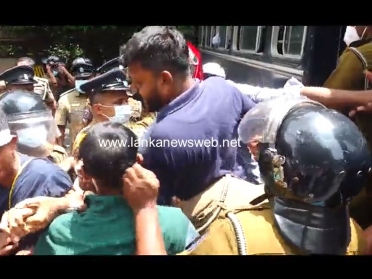 පාර්ලිමේන්තුව අසල විරෝධතාව සමඟ ඇති වූ උණුසුම් තත්ත්වය – සංස්කරණය නොකළ දර්ශන (VIDEO)