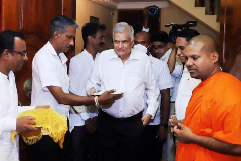 රනිල්ගේ දිවුරුම් දීමට ජොනීගේ නියෝජනයක් …. ?