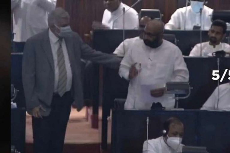 රනිලුත් සියඹලා ගෝනියට කරගහයි …. (VIDEO)