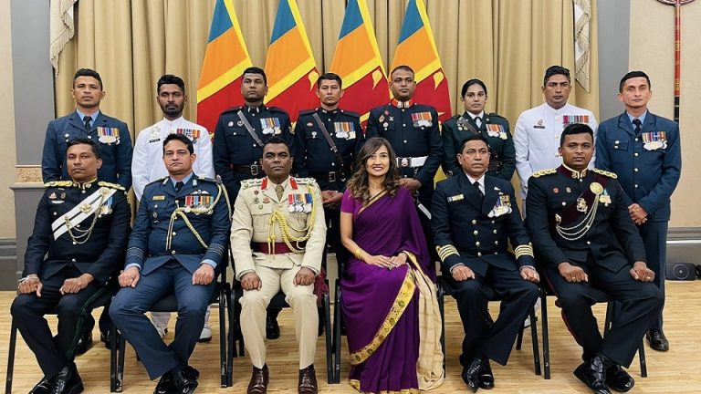 එලිසබෙත් මහරැජිනගේ ප්ලැටිනම් ජුබිලි සැමරුමට සහභාගී වූ ශ්‍රී ලංකා ත්‍රිවිධ හමුදාව