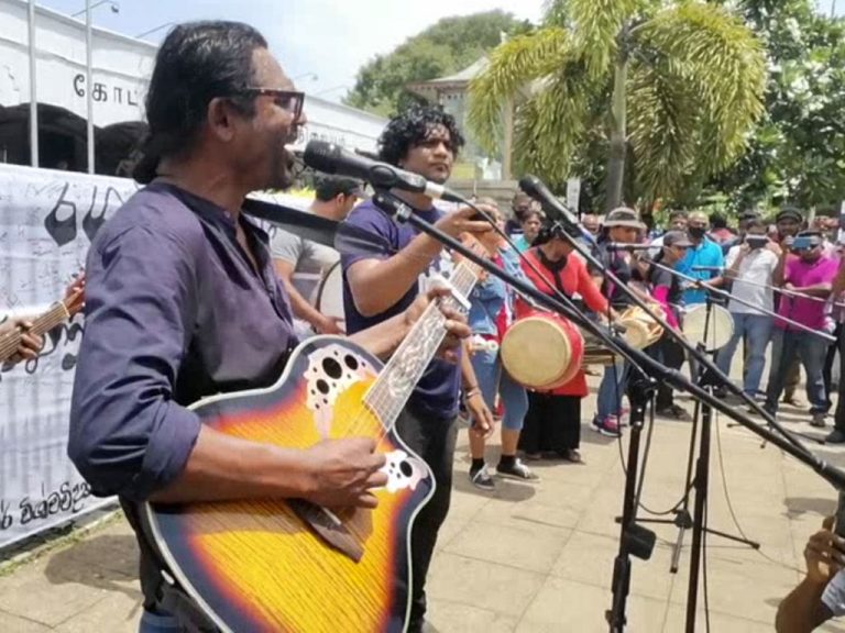 පාර්ලිමේන්තුවට සඳ පායනවා.සඳ එළියට පිස්සු හැදිලා බල්ලෝ බුරනවා – රොක් අජිත්ගේ අළුත් එක (VIDEO)