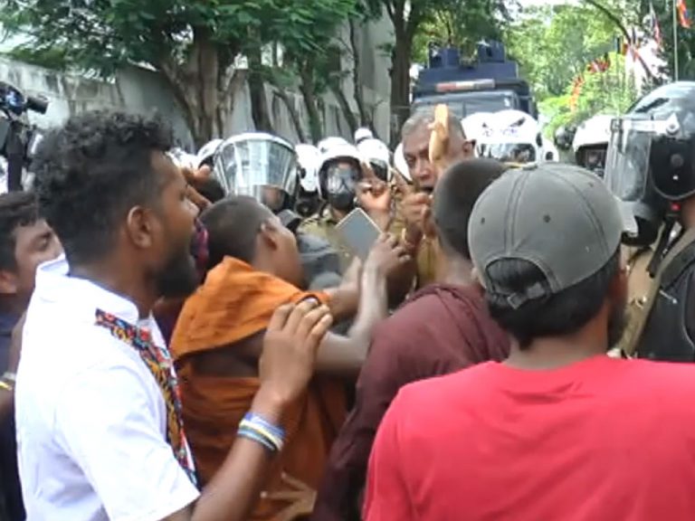 ඉසුරුපායේදී අන්තරේට ලැබුණු උත්තරේ! (VIDEO)