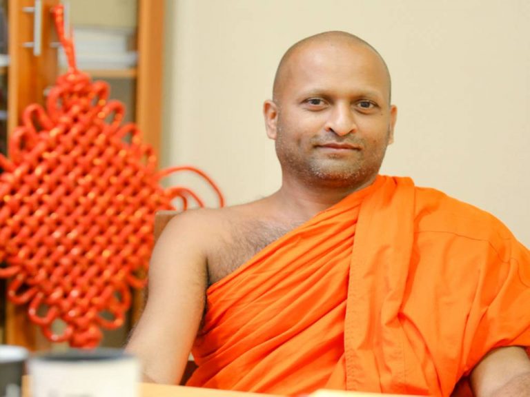 ප්‍රසන්නගේ නිවසට පහරදීම; මහාචාර්ය හිමි පොලීසියට බාර වෙයි