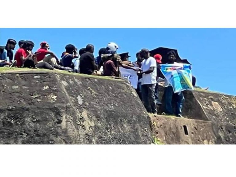 ගාලු කොටු පවුරේ විරෝධතාවයක නිරතව සිටි පිරිසක් බලහත්කාරයෙන් ඉවත් කරයි
