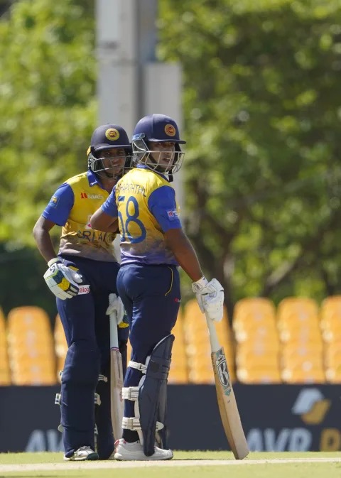 ශක්තිමත් ආරම්භය අතර මග දිය වෙයි