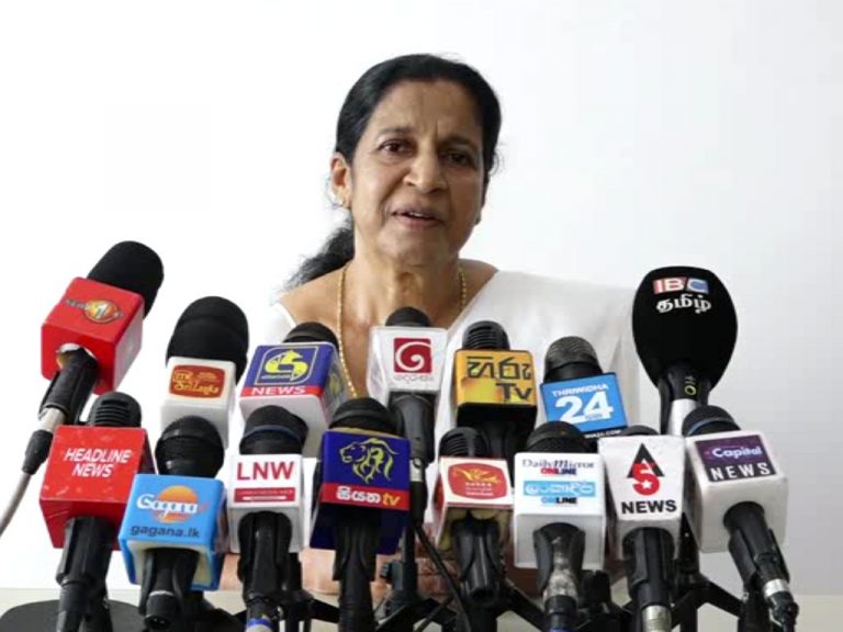භාරතලව මරන්න ඇරලා බලන් හිටපු ඉහළ පොලිස් නිලධාරියාම තමයි එදා ගෝඨා ගමට මැරයෝ පහර දෙද්දීත් බලන් හිටියේ! (VIDEO)