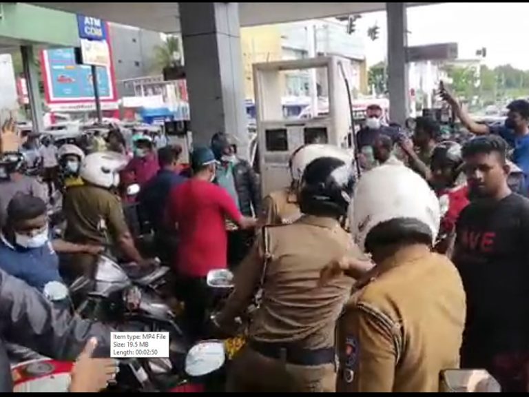 ජනතාවට විනය කියා දීමට හදන පොලීසිය සහ හමුදාව තෙල් පෝලිමේදී විනය නැතිකරගත් හැටි! (VIDEO)