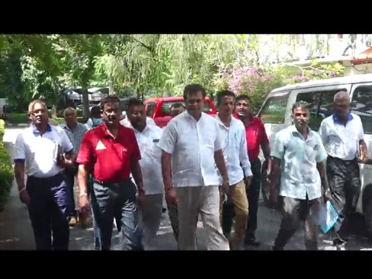 ප්‍රවාහන වෘත්තිකයින්ට ඉන්ධන ලබා දීමේ නව සැලසුමක් – ත්‍රී රෝද රථ සඳහා දිනකට තෙල් ලීටර 8ක් දෙන්නත් එකඟතාවක්