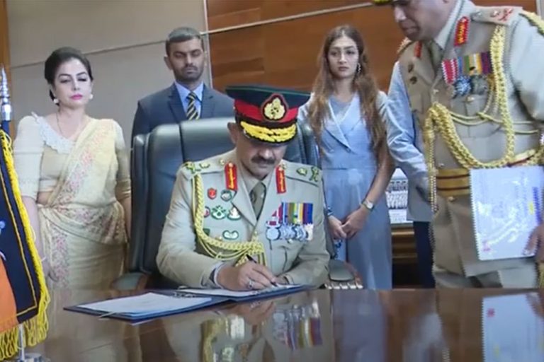 නව යුද හමුදාපති රාජකාරී අරඹයි! (VIDEO)