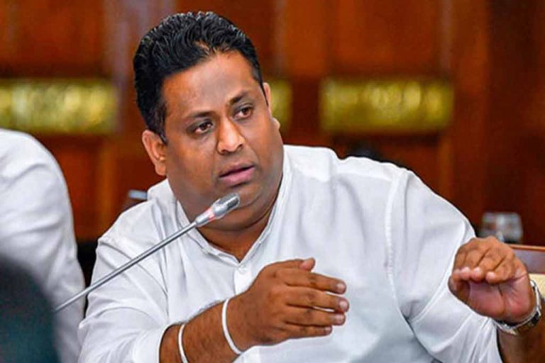 අරුන්දික ප්‍රනාන්දු හතර වටටම ඇනයක් වෙයි. තෙල් සංස්ථාවටත් පැන ඩෙඟා නටලා !