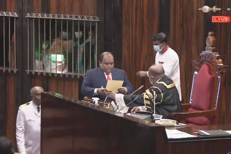 ධම්මික පෙරේරා පාර්ලිමේන්තුවේ දිවුරුම් දෙයි