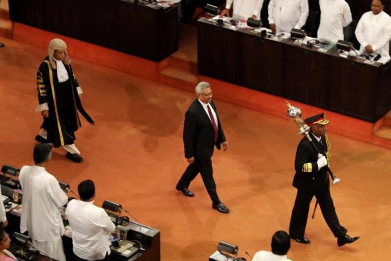 සුලෝචනා … අප දෙදෙනාටම එක රජ දහනක රජ කරන්න බෑ – ජනපති