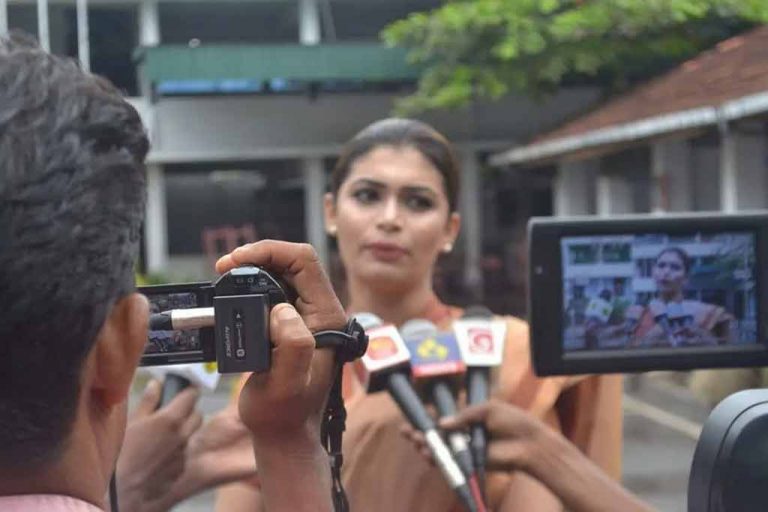 හිරුණිකාගේ ඒකපුද්ගල රංගනය …