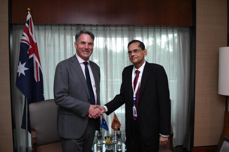 විදේශ අමාත්‍ය GL පීරිස්  ඕස්ට්‍රේලියාවේ නියෝජ්‍ය අග්‍රාමාත්‍යවරයා සිංගප්පූරුවේ දී හමුවෙයි