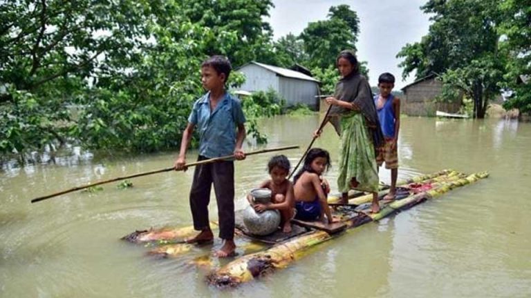 ඉන්දියාවේ ගංවතුර; මිලියන ගණනක නිවාස හා සිහින විනාශ කරයි!