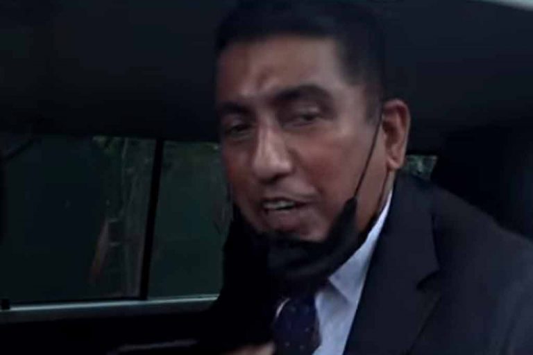 ජොන්ස්ටන්ට විදෙස් ගමන් තහනම් !