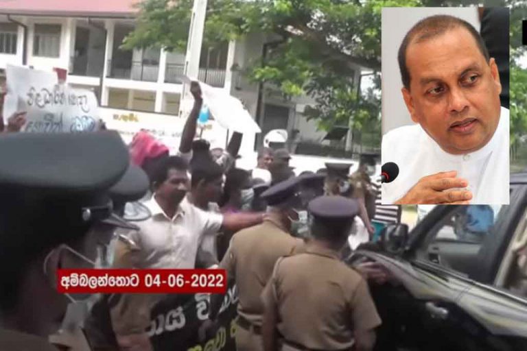 “හොර ඇමතියා පැනලා ගිහිල්ලා” – ගොවීන් කෘෂි ඇමතිගේ නිල රථය වට කරගෙන උද්ඝෝෂණයේ (VIDEO)