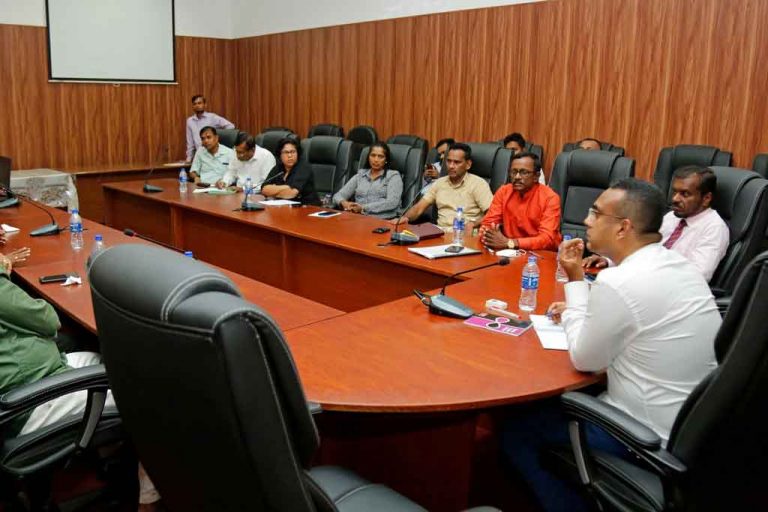 රාජ්‍ය සේවකයින් විදෙස් රැකියා සඳහා යැවීම ගැන ඇමති සහ වෘත්තීය සමිති අතර සාකච්ඡාවක්