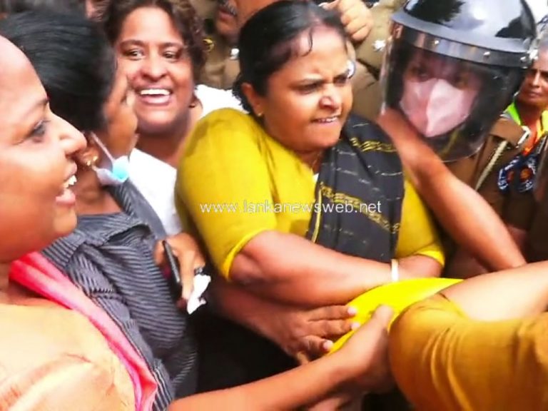 හිරුණිකාලා අගමැති නිවසේ මාර්ග බාධක පෙරළයි – පොලිසිය සමඟ දැඩි උණුසුම් තත්ත්වයක් (VIDEO)