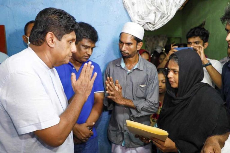 විපක්ෂ නායක සජිත් ඝාතනයට ලක්වූ අටළුගම දැරියගේ නිවසට යයි (VIDEO)
