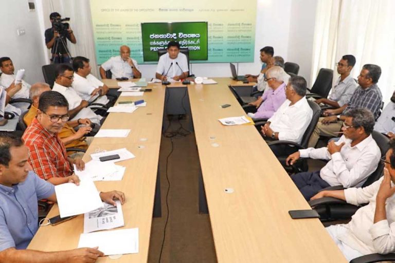 පවුලක් සින්නක්කරව ලියාගෙන කොල්ලකෑ රට ගොඩ ගැනීමේ වගකීම අපට තිබෙනවා – සජිත් (VIDEO)