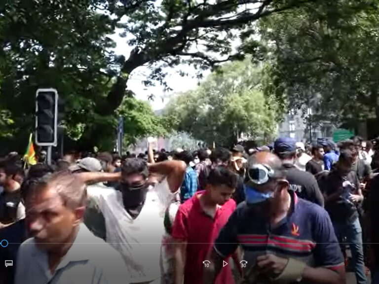 කඳුළු ගෑස් කාගෙන අරගලකරුවන් ඉදිරියට – චැතම් වීදිය සහ ඒ අවට විරෝධතාවේ සංස්කරණය නොකළ දර්ශන (VIDEO)