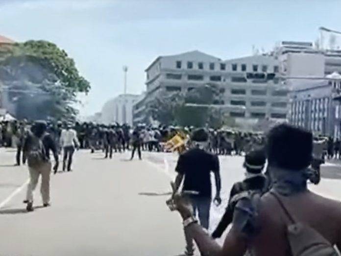 යෝක් විදීයත් උණුසුම් – ආරක්ෂක අංශ අහසට වෙඩි තබයි