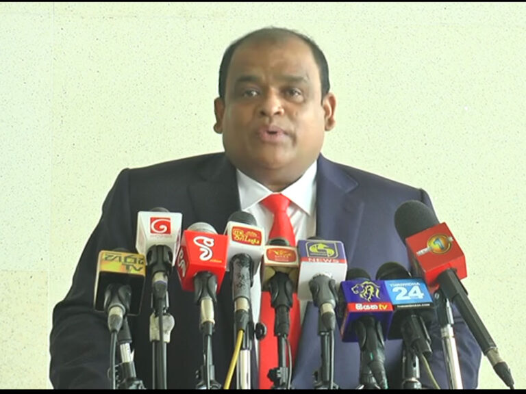 රනිල්ගේ දේශපාලන ගේම් එක දැන් නතර කළ යුතුයි – ඇමති ධම්මික රනිල්ගේ ටයි කෝට් ගලවා දමයි (VIDEO)