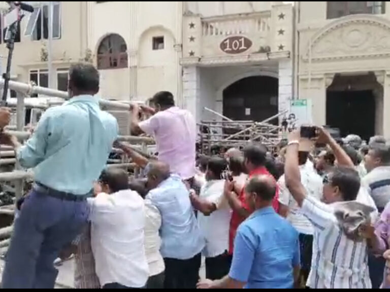 පොහොර ඉල්ලා ජනාධිපති මන්දිරයට යන්න ගිය ගොවියන්ට කඳුළු ගෑස් සහ ජල ප්‍රහාර එල්ල කර පන්නා දැමූ හැටි! (VIDEO)