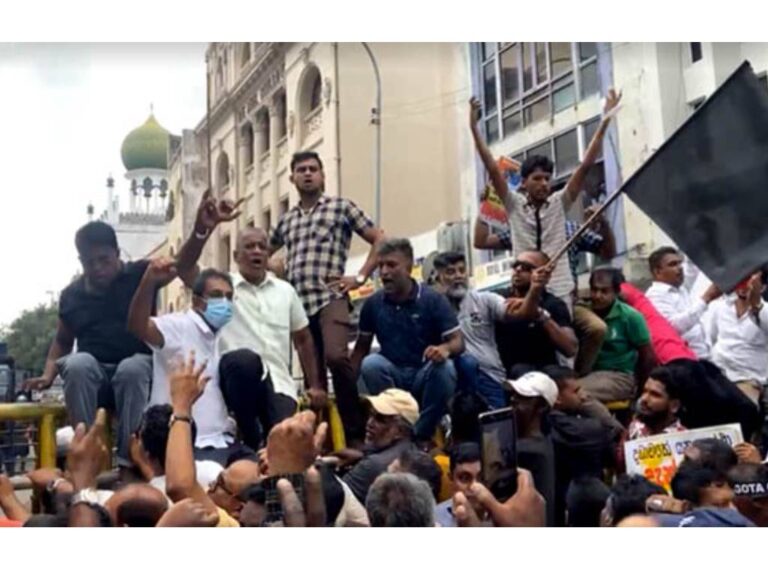බාධක එකිනෙක බිඳ දමමින් අරගලකරුවන් ජනපති මන්දිරයේ ගේට්ටුව අසලටම