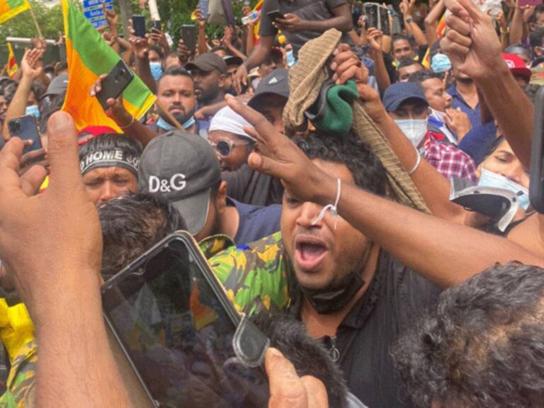 STF සෙබළෙකුත් අරගලකරුවන් හා එක්වෙයි