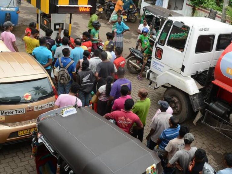 ටෝකන් කැලේ – අපි පෝලිමේ ! දිනෙන් දින උග්‍ර වන ඉන්ධන අර්බුදය (Video)