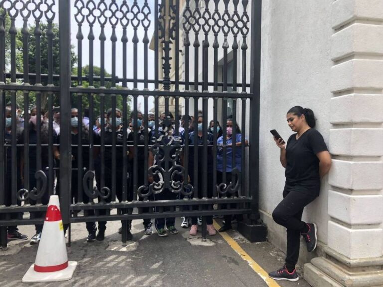 හිරුණිකා ආරක්ෂක මුර කපොලු අභිබවමින් ජනාධිපති මන්දිරය අසලටම