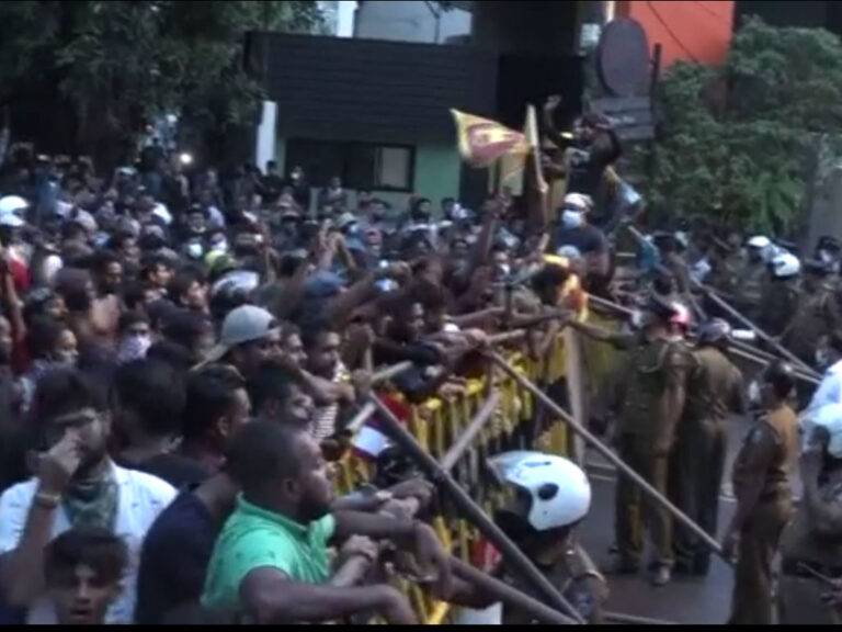 අගමැතිගේ නිවස ඉදිරිපිට විරෝධයට ද කඳුළු ගෑස් ප්‍රහාරයක් එල්ල වෙයි!(VIDEO)