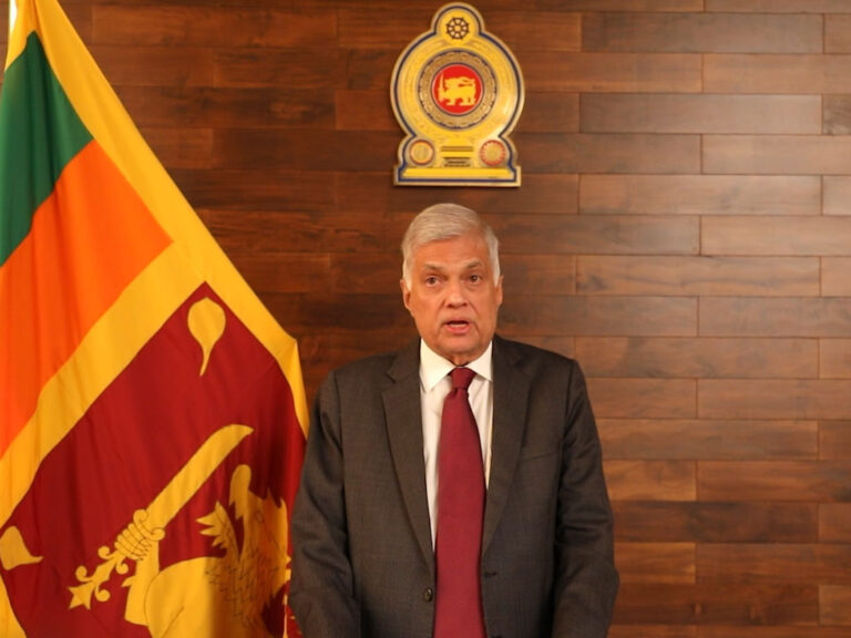 අතිගරු සහ ජනාධිපති කොඩිය තහනම් කරමින් රනිල් අලුත් ගමනකට සැරසෙයි! (VIDEO)