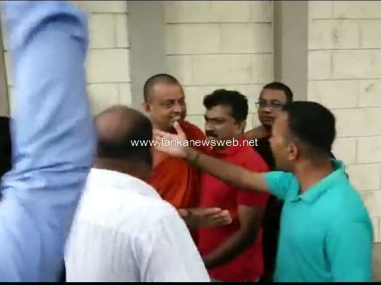 ගිනිබත් වූ අගමැතිගේ නිවස බලන්න පැමිණි උලපනේ හිමිට දැඩි විරෝධය (VIDEO)