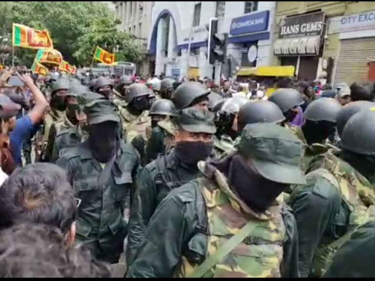 ජනාධිපති මන්දිරය අවට ආරක්ෂාවට යොදවා සිටි යුද හමුදාව ඉවත් වෙයි (VIDEO)